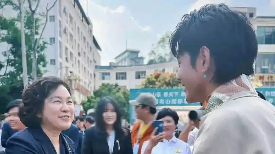 丁真晒和华春莹合照