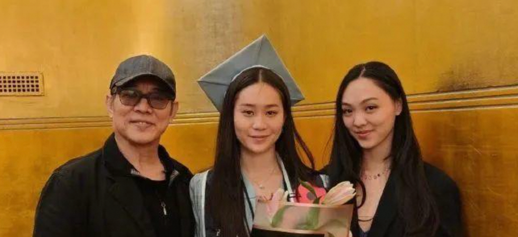 李连杰晒小女儿大学毕业照