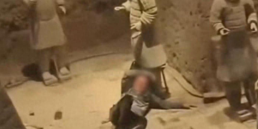 一男子掉进西安兵马俑三号坑