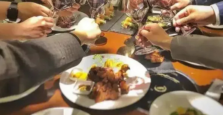 人民网评：禁止违规吃喝，不是吃喝都违规