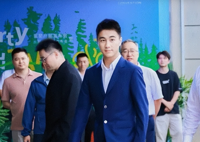 “赌王”之子何猷君收购王思聪旗下企业，接盘后前往山东参加活动