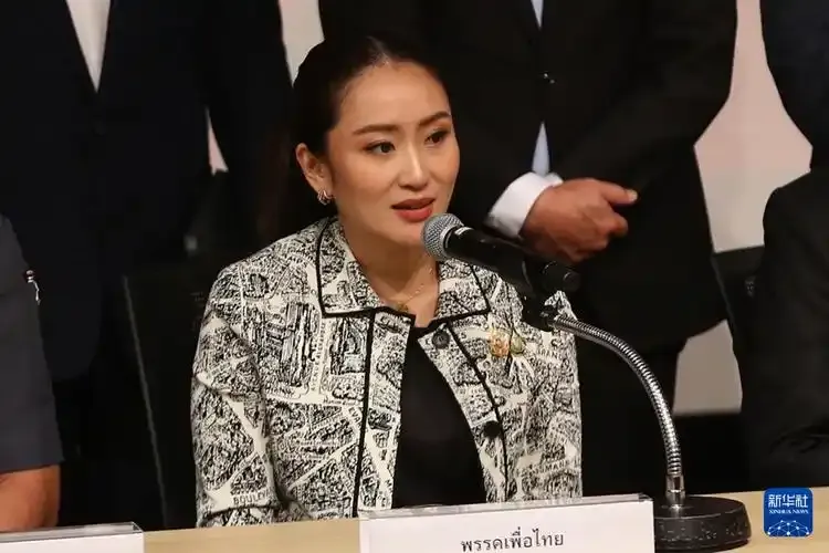 被停职的佩通坦宣誓就任泰文化部长