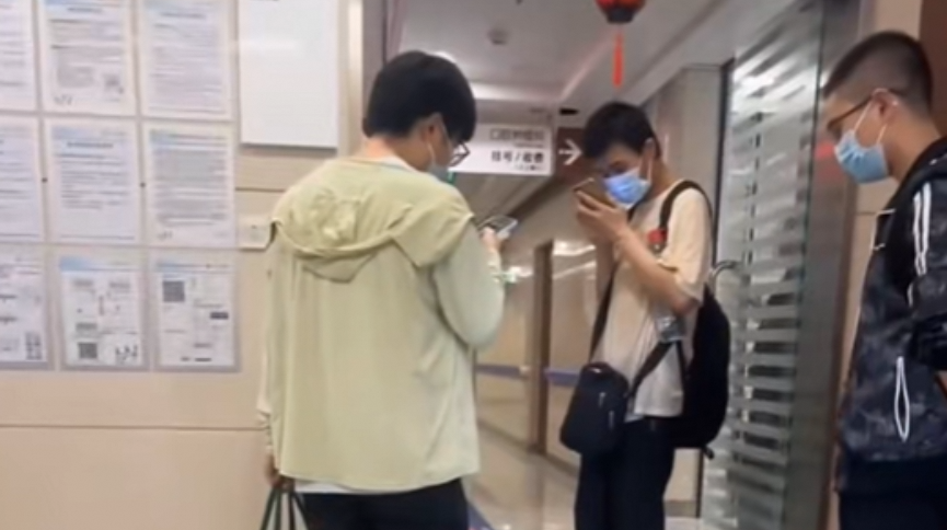 北大韦东奕在两人陪同下去医院看牙，曾因牙齿有缺失、牙周炎引关注