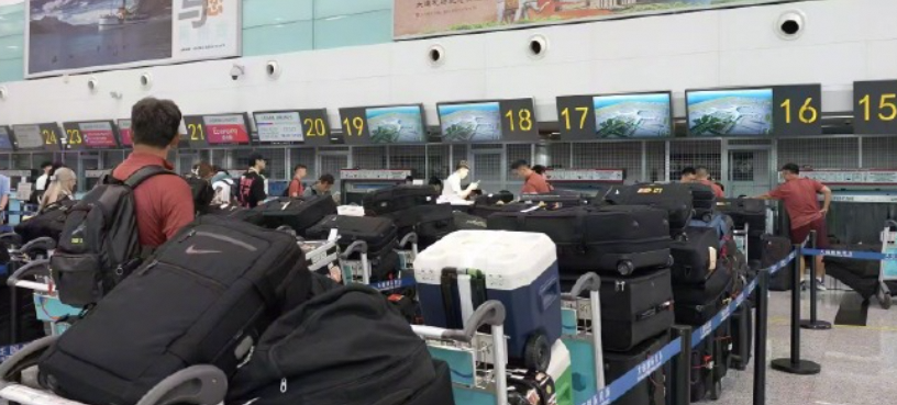 出征东亚杯携带较多行李入关？国足回应