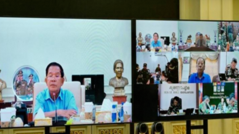 洪森晒图驳斥“已搭乘专机飞往中国”传言