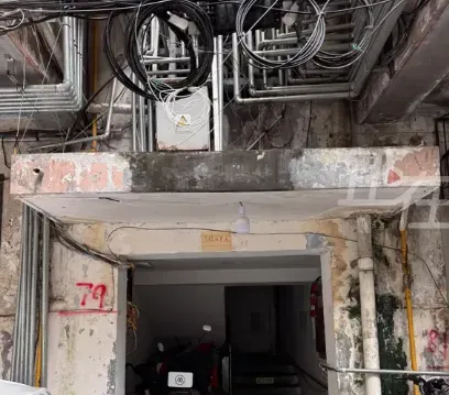 张靓颖旧居楼道被粉丝乱写乱画，社区回应
