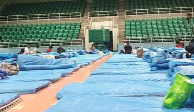 兰州大学打地铺让新生家长免费住