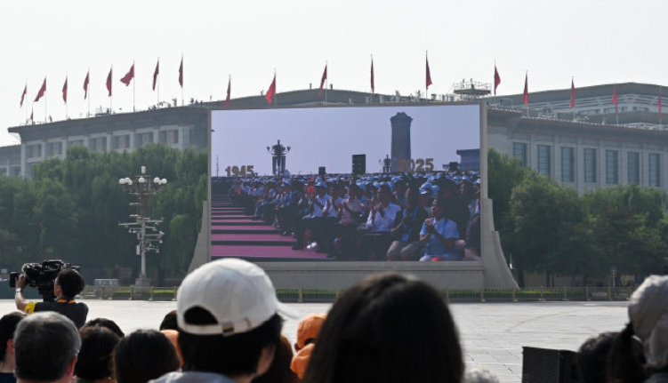 阅兵幕后揭秘｜天安门广场上的两块大屏都播了什么？8条标语口号有讲究