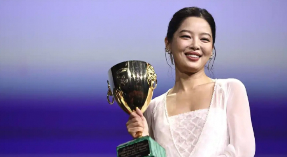 第82届威尼斯电影节颁奖，辛芷蕾获最佳女演员！华语影史第三位！