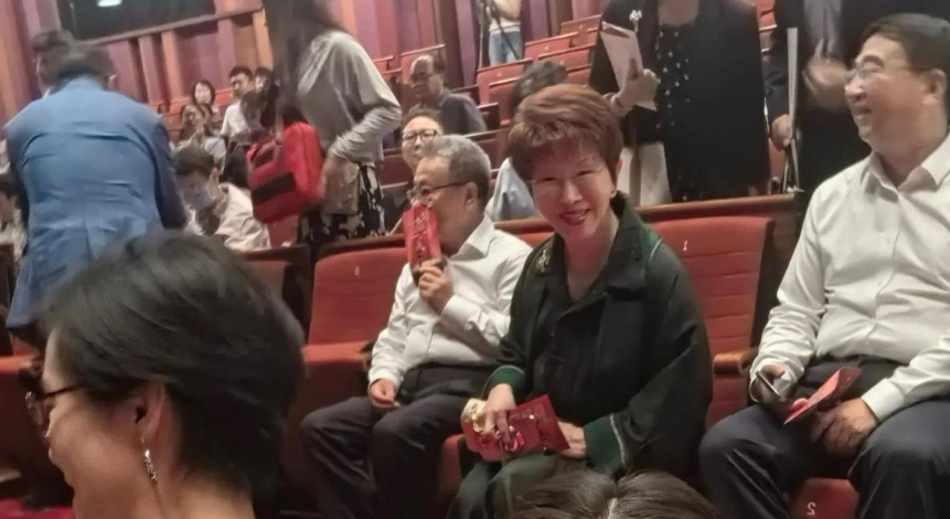 女子国家大剧院看京剧发现后排坐着洪秀柱