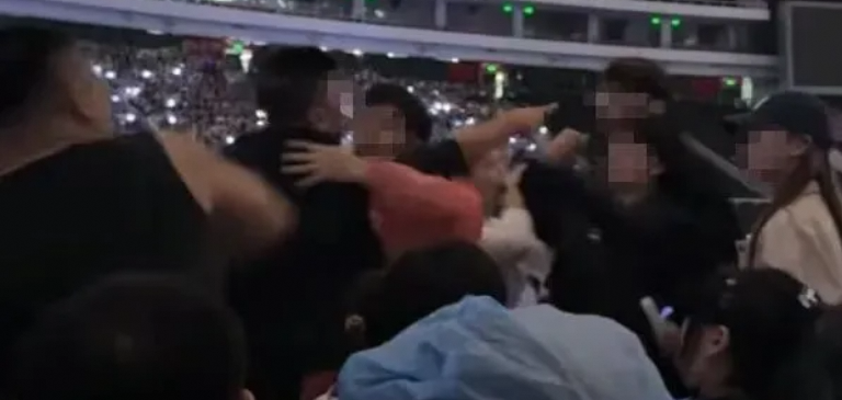 五月天演唱会现场观众爆发冲突,这个起因让网友吵翻