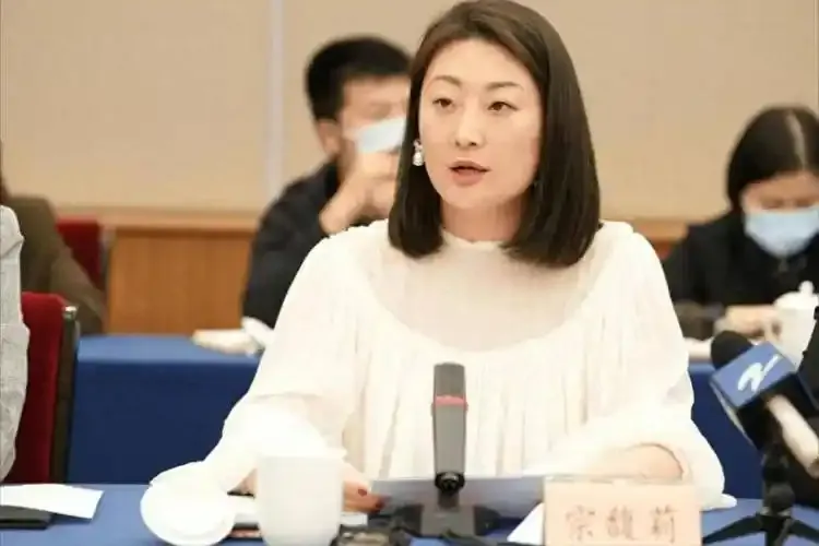 面临四重挑战切割“原生家庭”，宗馥莉决定辞职