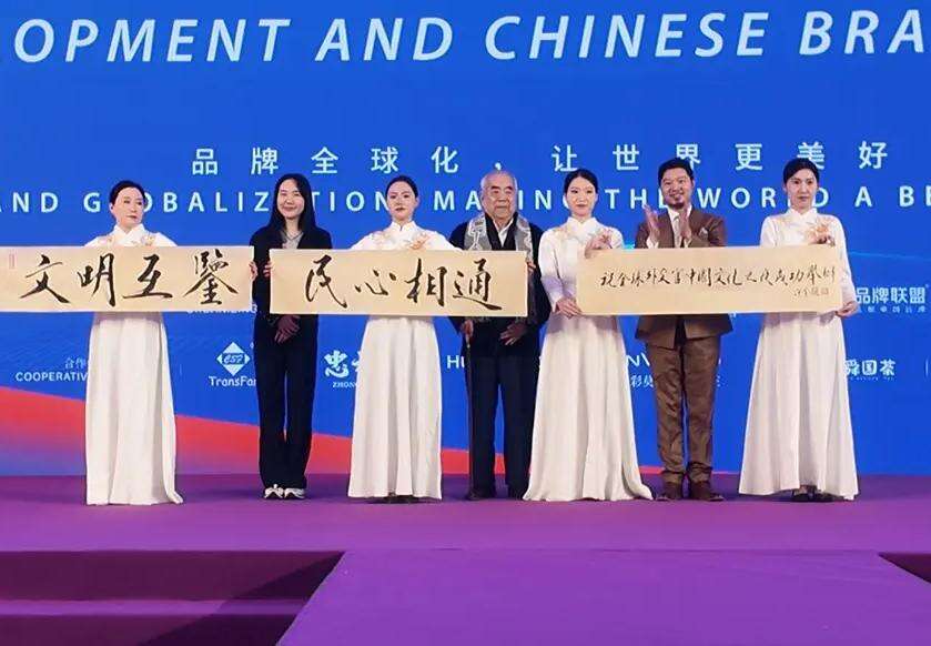 87岁范曾得子 与女儿继子断绝关系