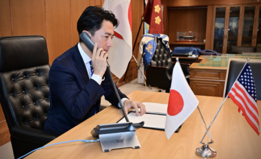 小泉进次郎与美防长通话照被指“摆拍”,日本网民讽刺:表演也得拿根笔吧