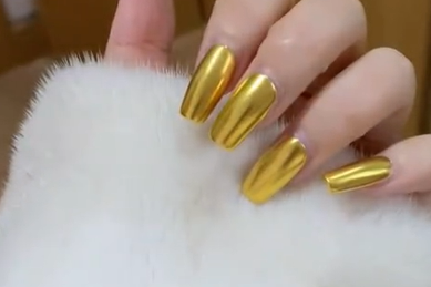 女子用20克黄金做美甲