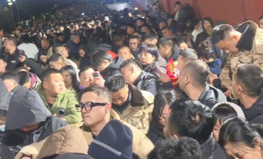 五台山景区游客凌晨排长队迎财神，有人等了五六个小时才进到五爷庙