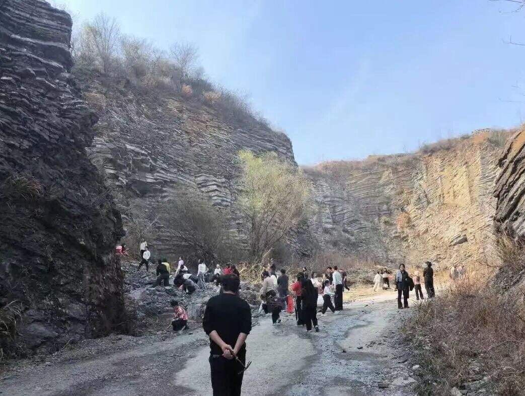 这个村因《飞驰人生3》爆火！上百人涌入“挖宝”